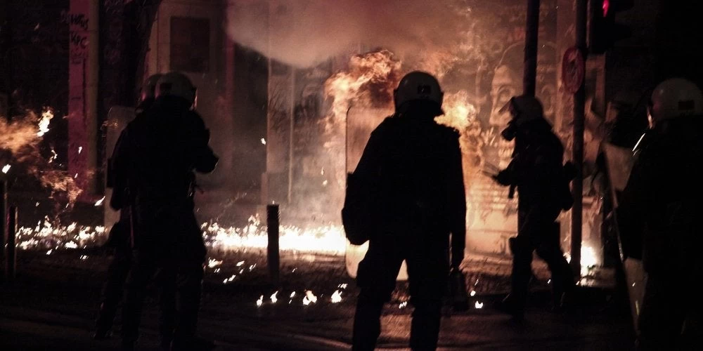Aπόγνωση από τους αστυνομικούς: Θέλουν να μας κάψουν ζωντανούς οι κουκουλοφόροι